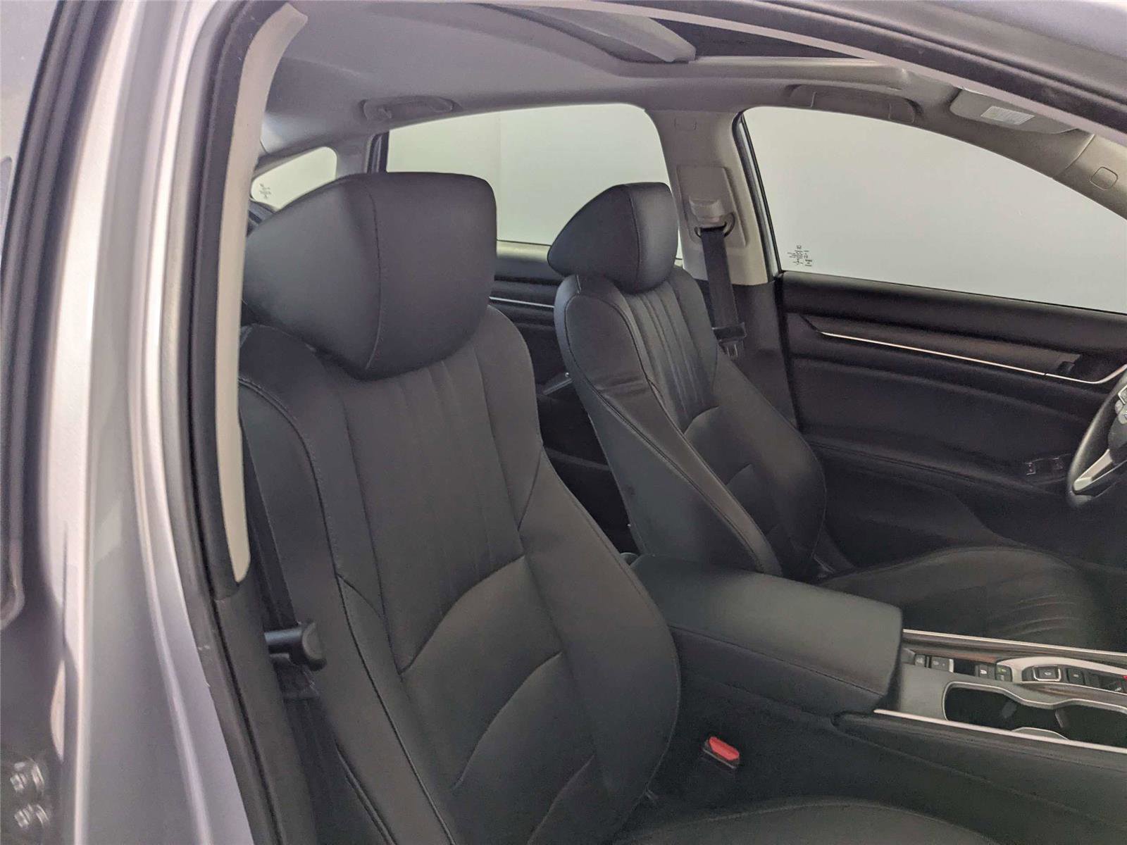 Used 2018 Honda Accord Touring image 25