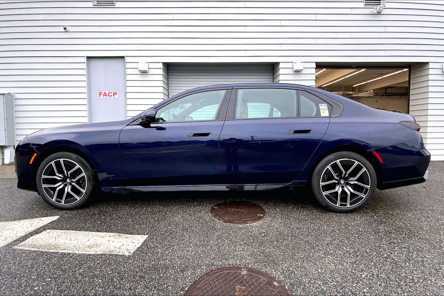 Used 2023 BMW 760i xDrive w/ Luxury Rear Seating Package AWD/4WD image 2