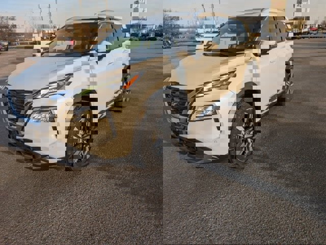 Used 2022 Nissan Rogue SL w/ SL Premium Package image 2