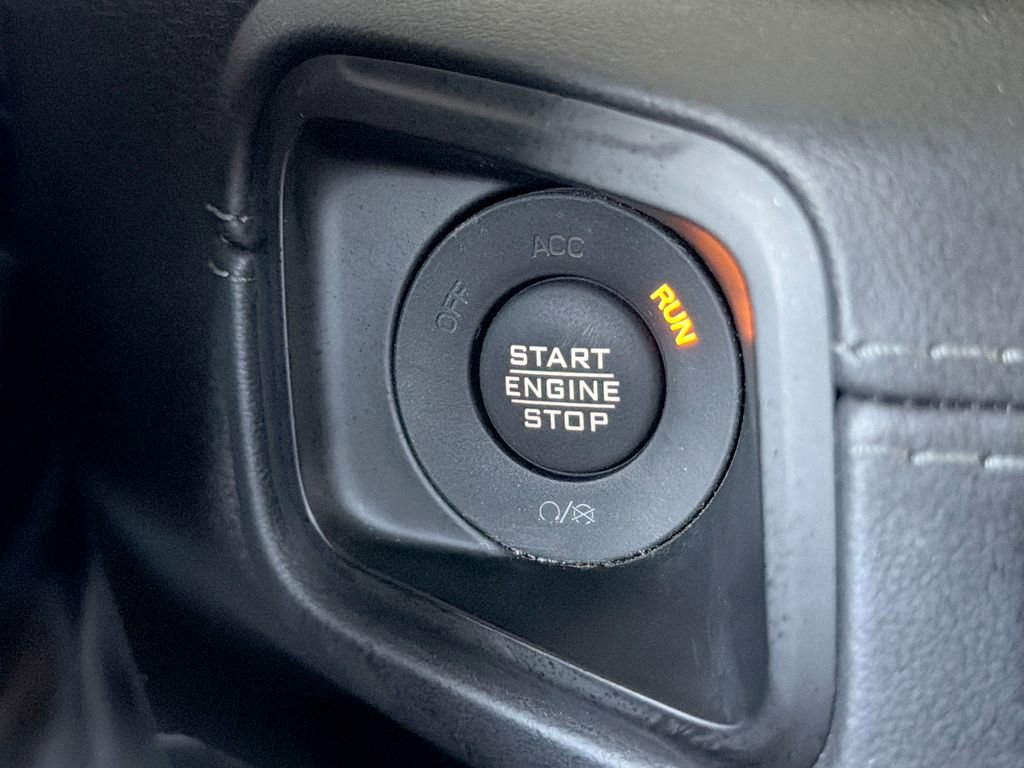 Used 2025 Jeep Wrangler Unlimited Sahara AWD/4WD image 6