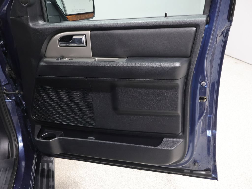 Used 2017 Ford Expedition XLT w/ Equipment Group 202A AWD/4WD image 24