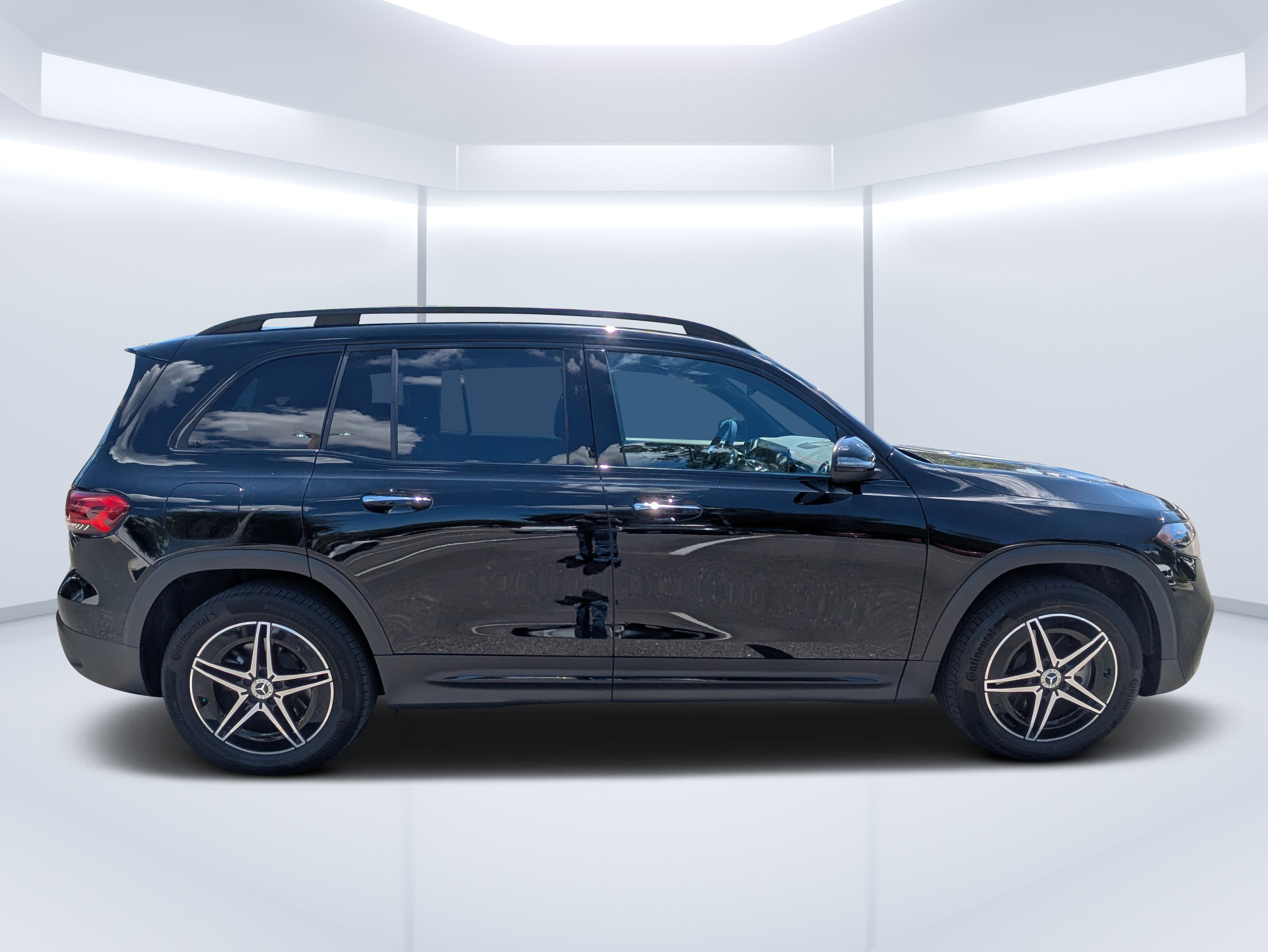 Used 2023 Mercedes-Benz EQB 300 4MATIC image 2