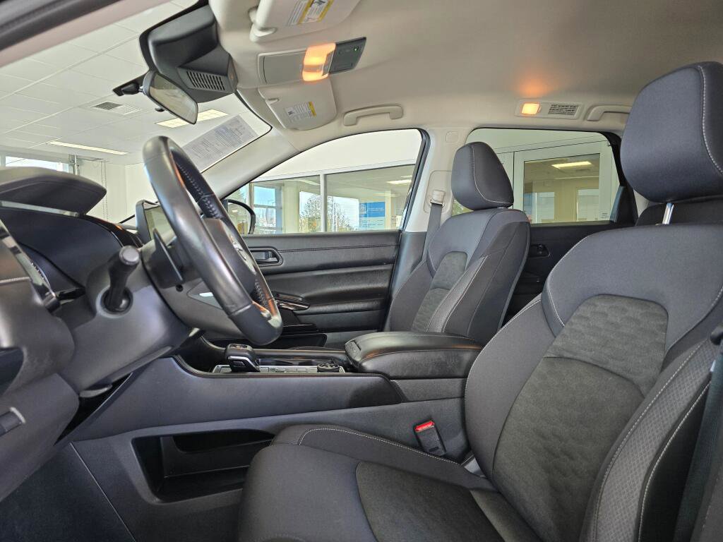Used 2025 Nissan Pathfinder SV image 22