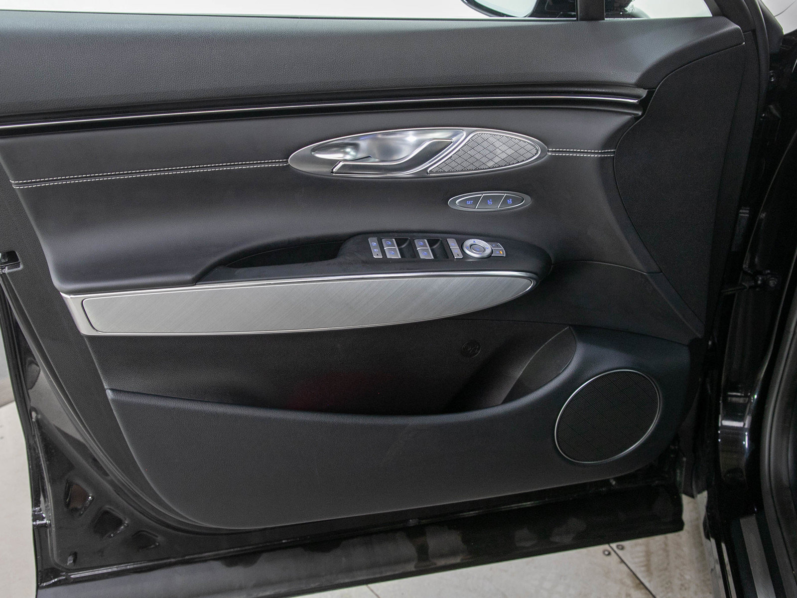 Used 2023 Genesis Electrified GV70 AWD/4WD image 21