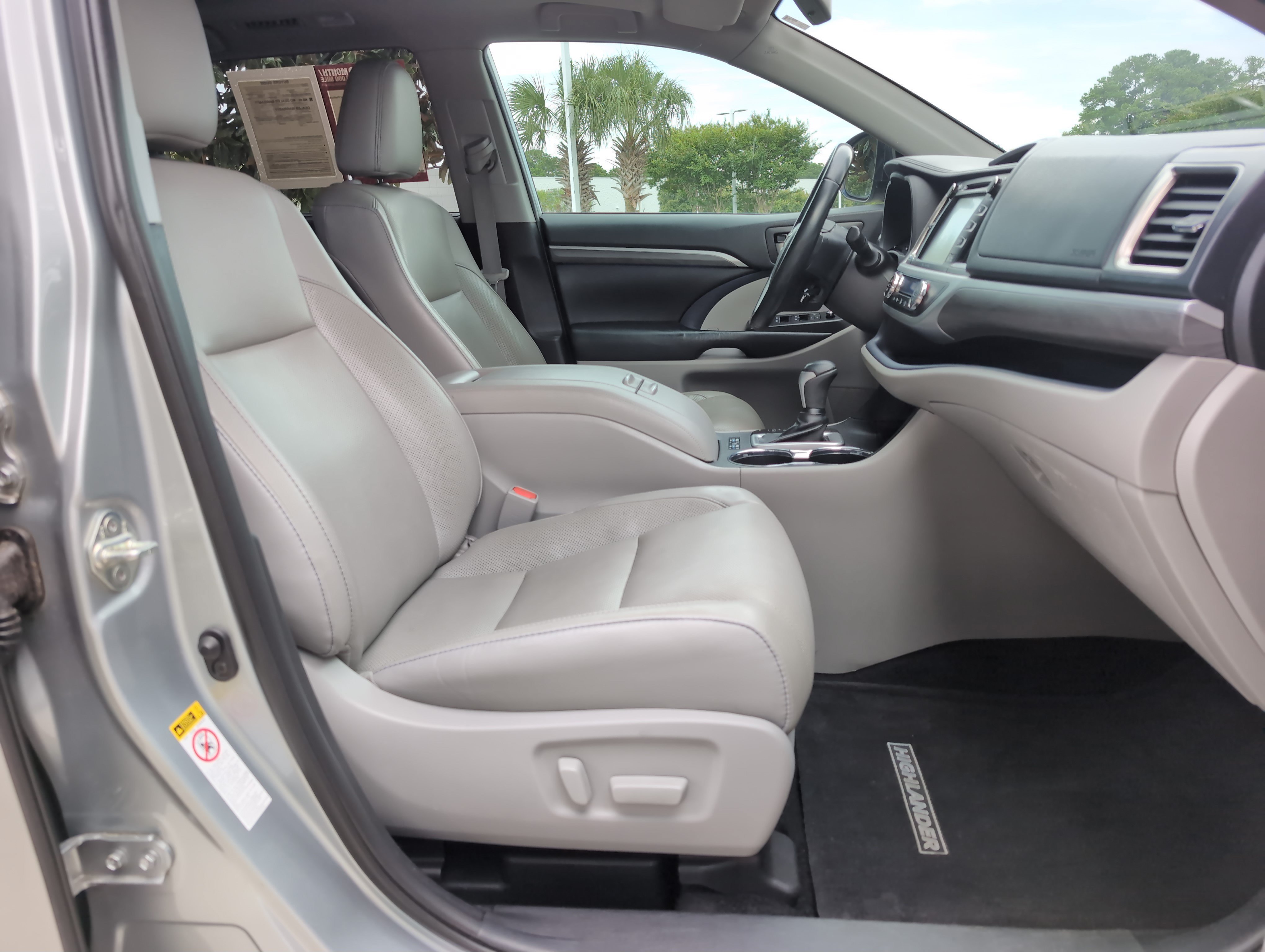 Used 2019 Toyota Highlander Limited Platinum FWD image 34
