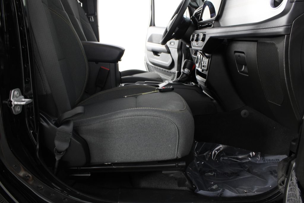 Used 2025 Jeep Wrangler Unlimited Sahara AWD/4WD image 19
