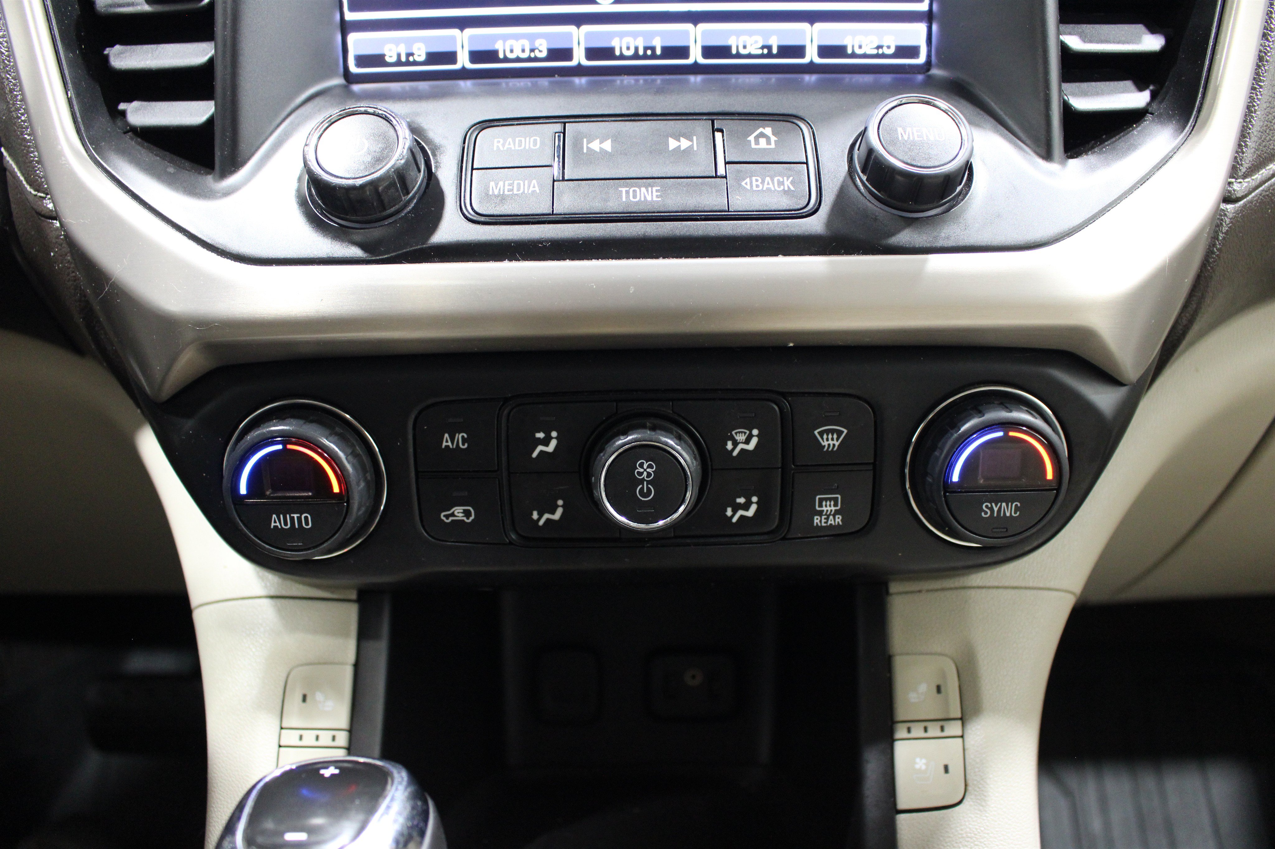 Used 2019 GMC Acadia Denali w/ Technology Package AWD/4WD image 19
