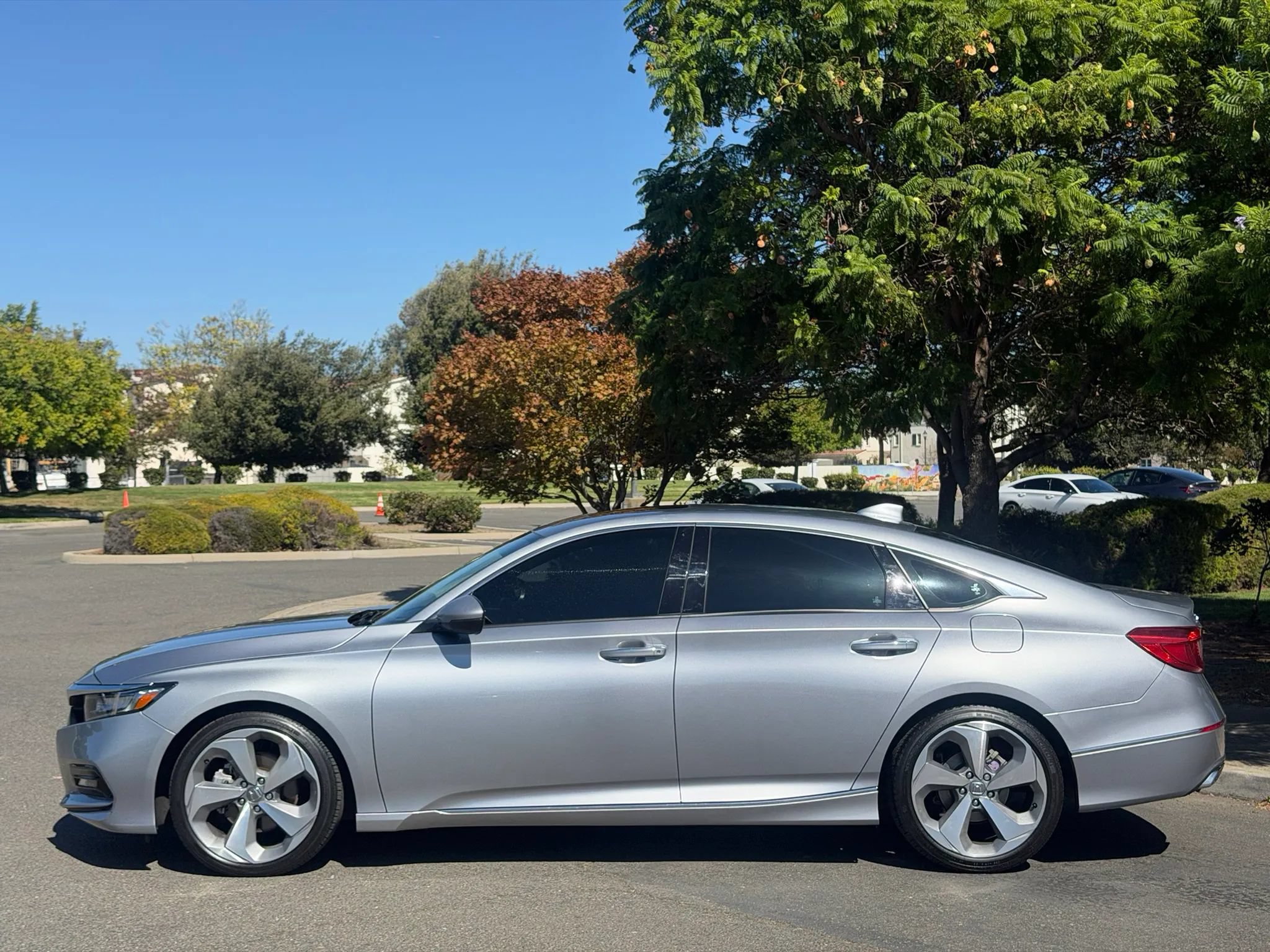 Used 2020 Honda Accord Touring image 2