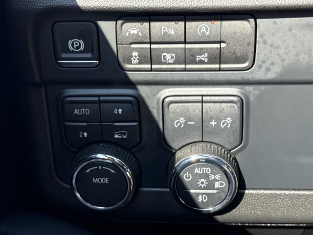 Used 2025 Chevrolet Tahoe High Country AWD/4WD image 27