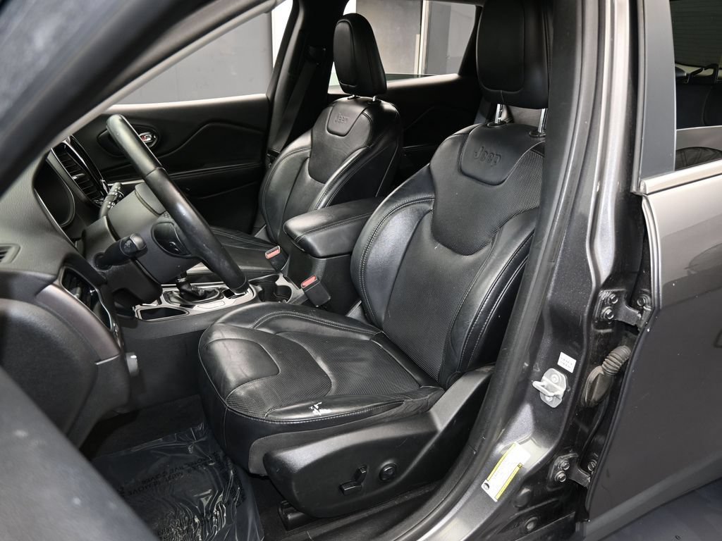Used 2019 Jeep Cherokee Limited FWD image 30