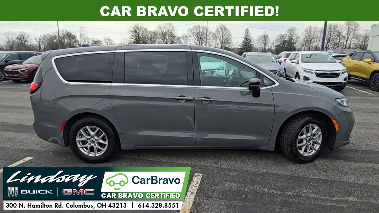 Used 2025 Chrysler Pacifica Select FWD image 11