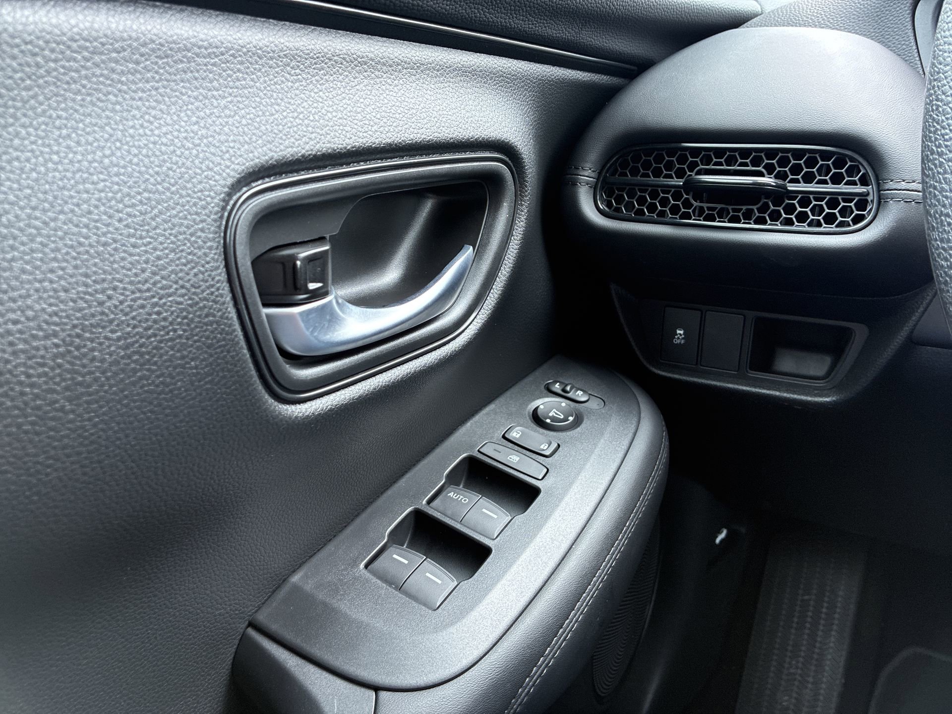 Certified 2026 Honda HR-V LX image 38