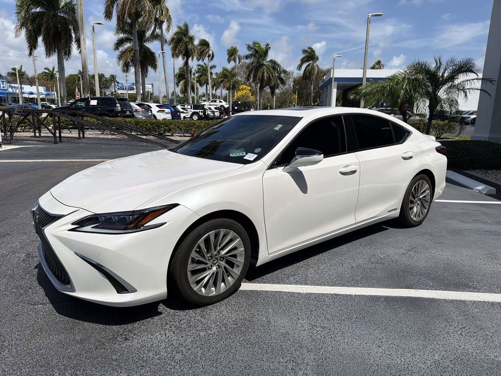 Used 2021 Lexus ES 300h Ultra Luxury w/ Accessory Package 2 image 4