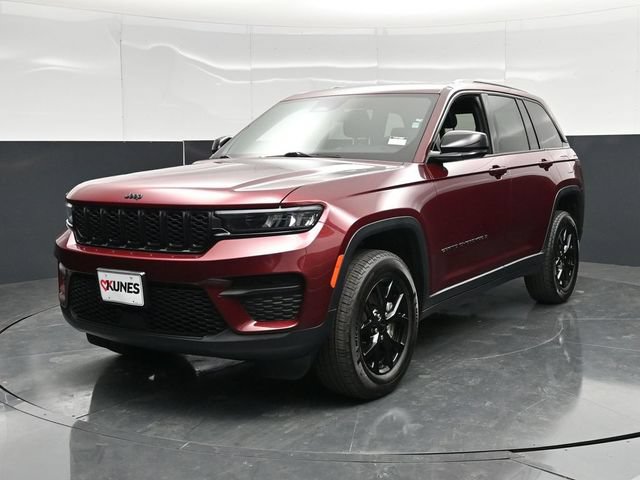 Used 2025 Jeep Grand Cherokee Altitude AWD/4WD image 8