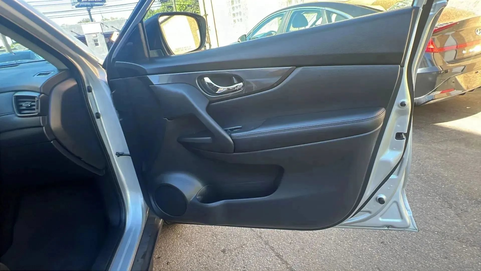 Used 2019 Nissan Rogue SV AWD/4WD image 30