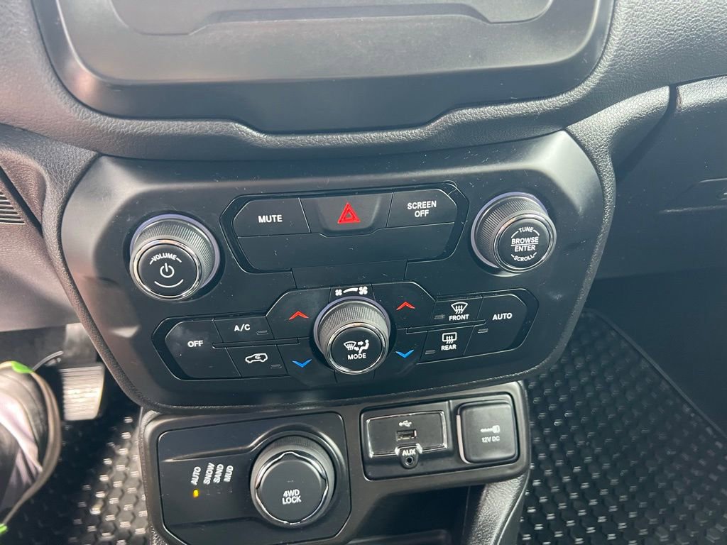 Used 2019 Jeep Renegade Latitude w/ Cold Weather Group AWD/4WD image 34