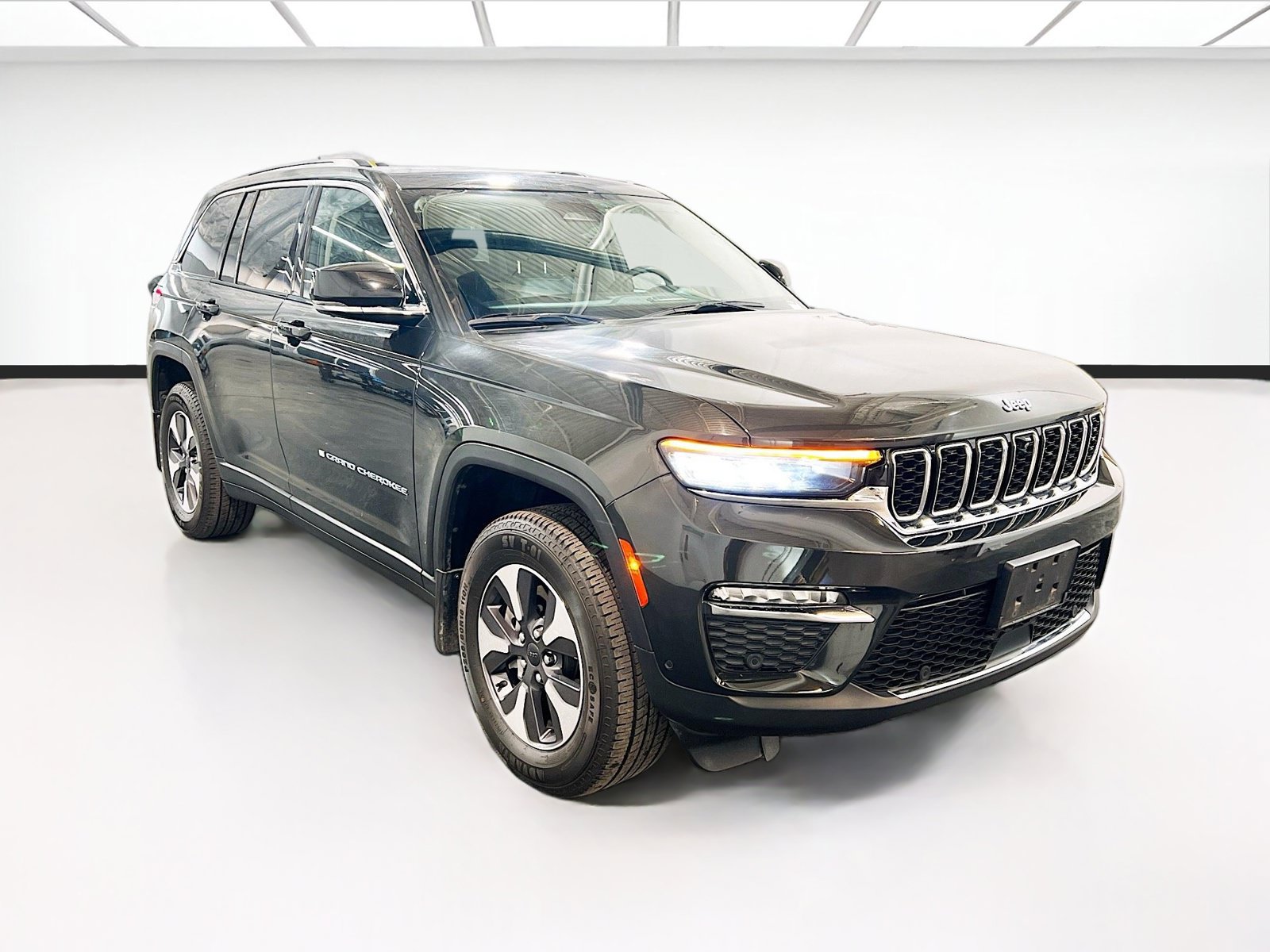 Used 2023 Jeep Grand Cherokee 4WD 4xe w/ Luxury Tech Group II image 3