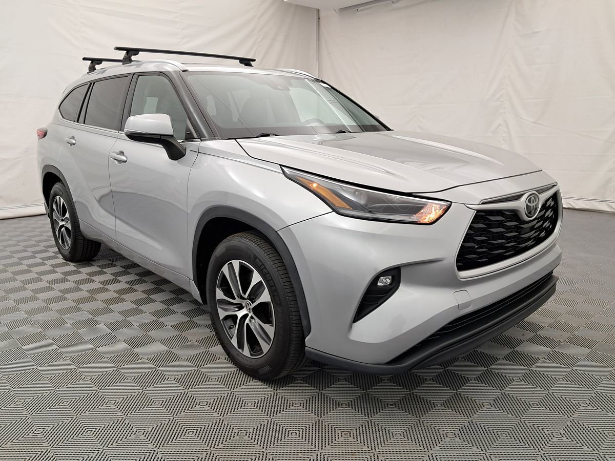 Used 2021 Toyota Highlander XLE FWD image 2