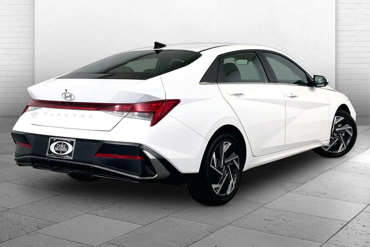 Used 2025 Hyundai Elantra SEL FWD image 13