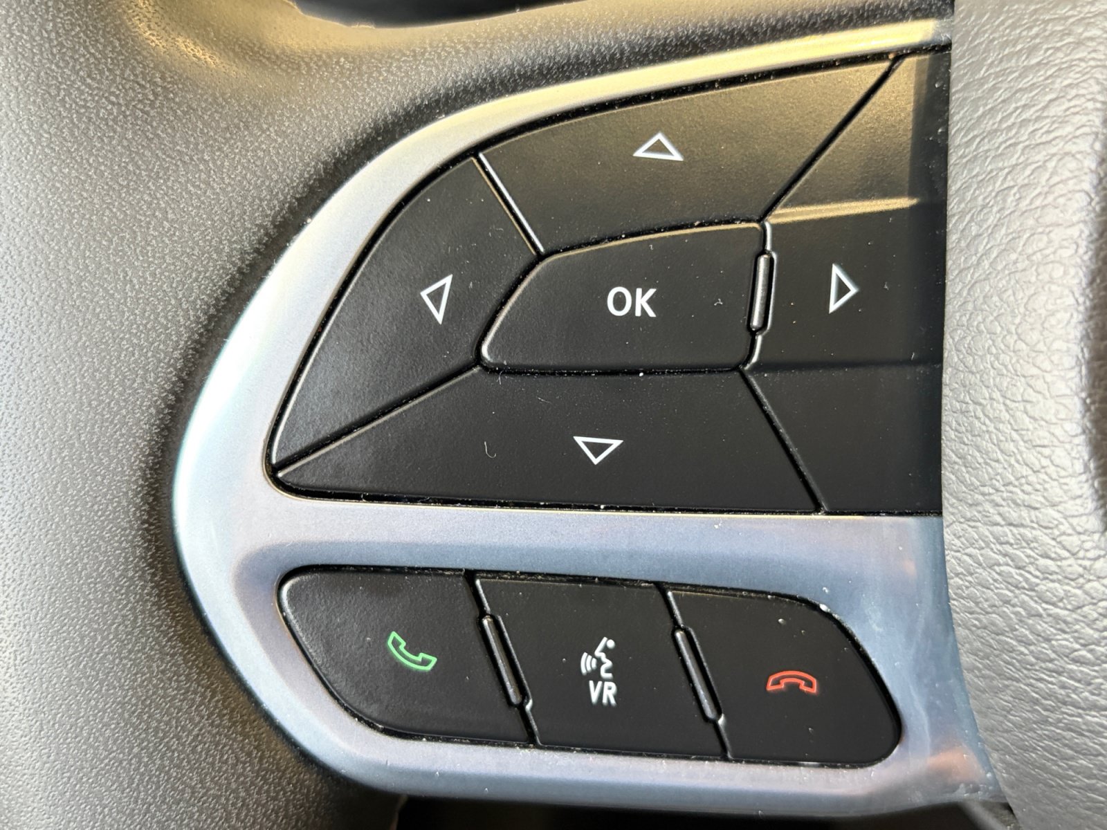 Used 2024 Chrysler Pacifica Limited FWD image 19