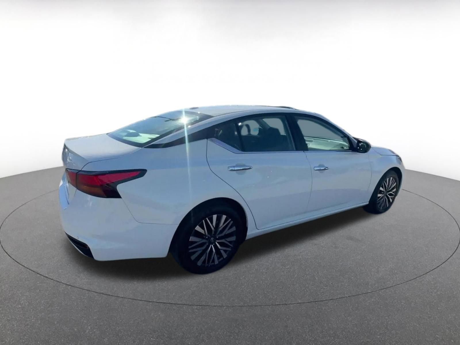 Used 2025 Nissan Altima 2.5 SV image 14