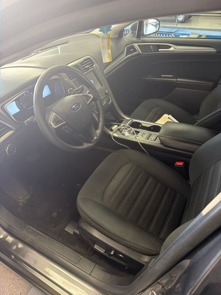 Used 2020 Ford Fusion SE FWD image 2