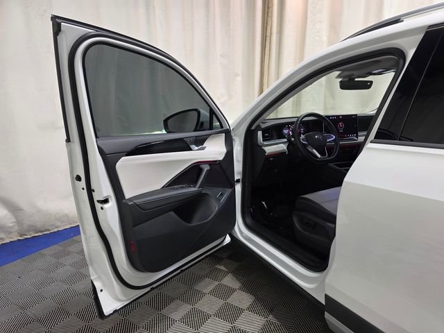 Certified 2025 Volkswagen Tiguan SE image 11