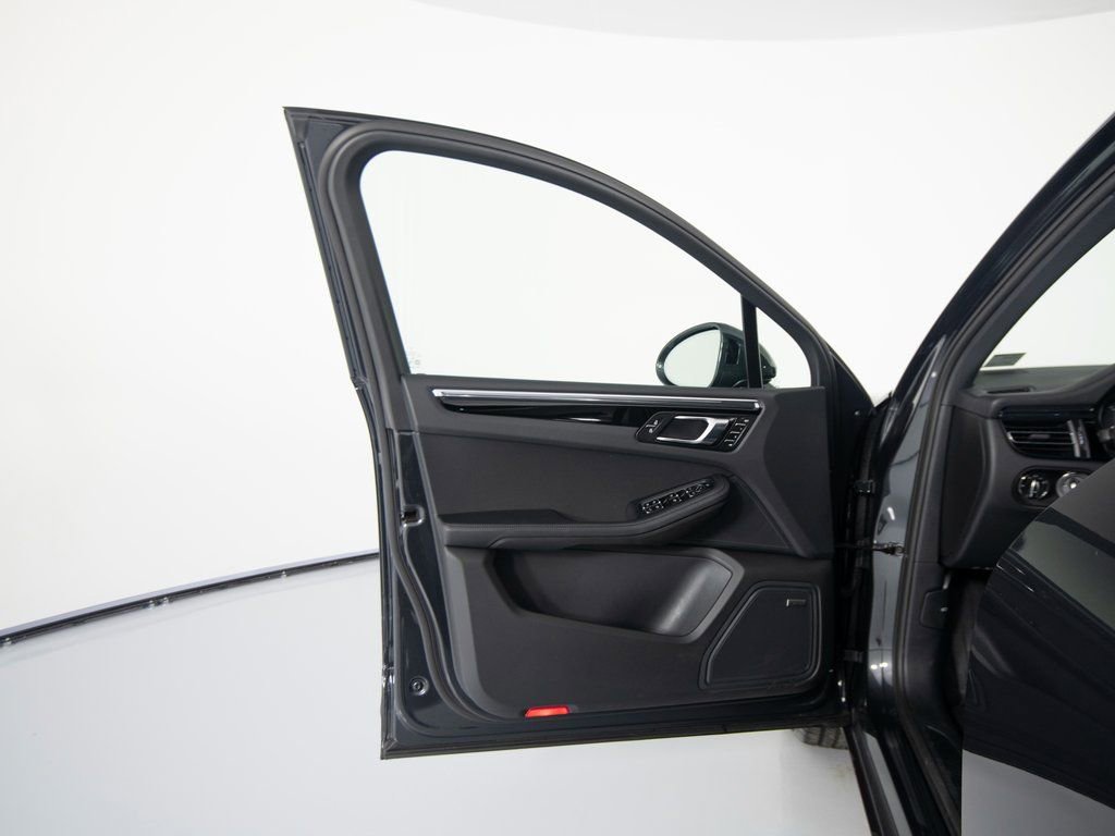 Certified 2025 Porsche Macan image 18