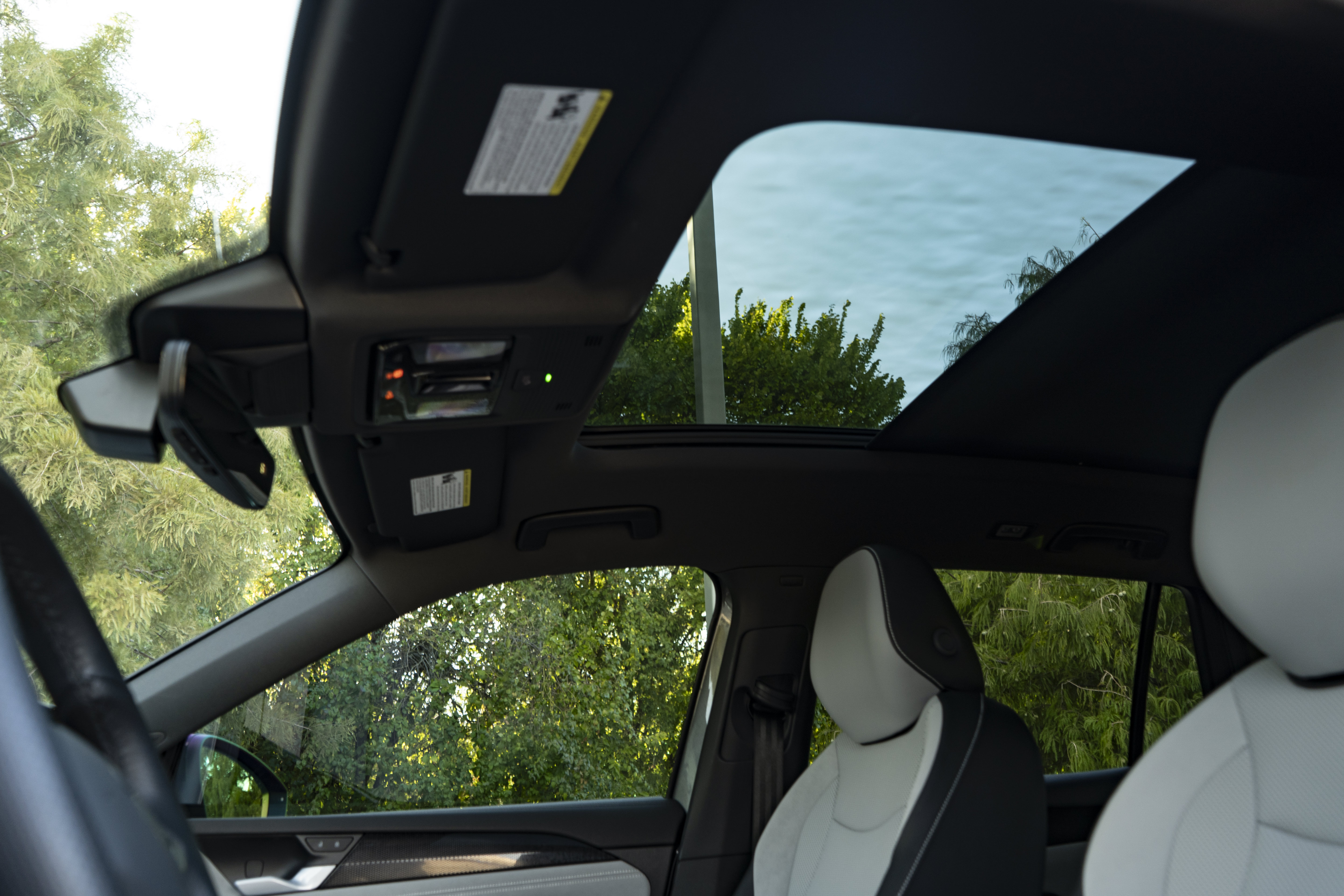 Certified 2026 Volkswagen Tiguan SE R-Line FWD image 29