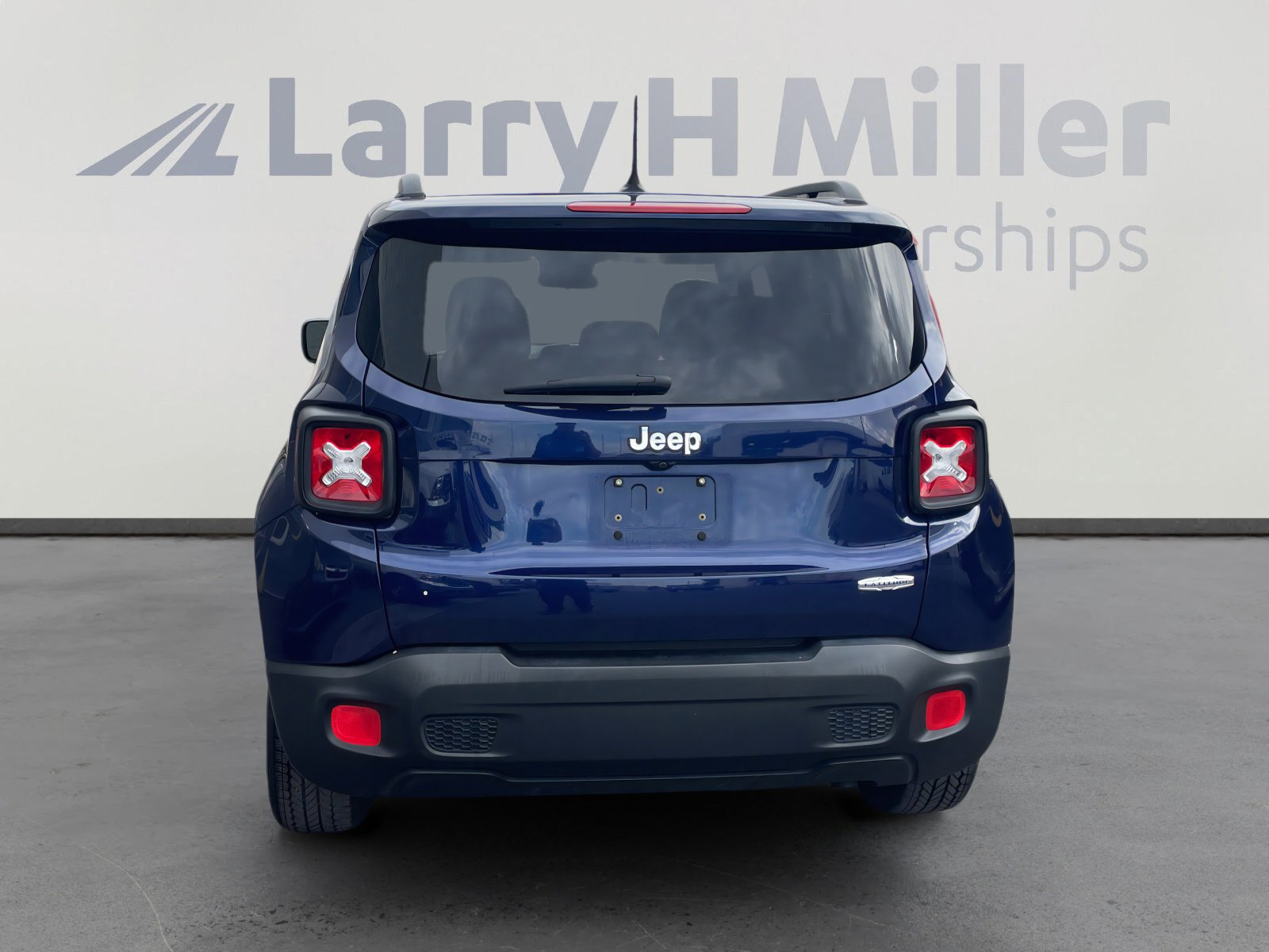 Used 2017 Jeep Renegade Latitude FWD image 4