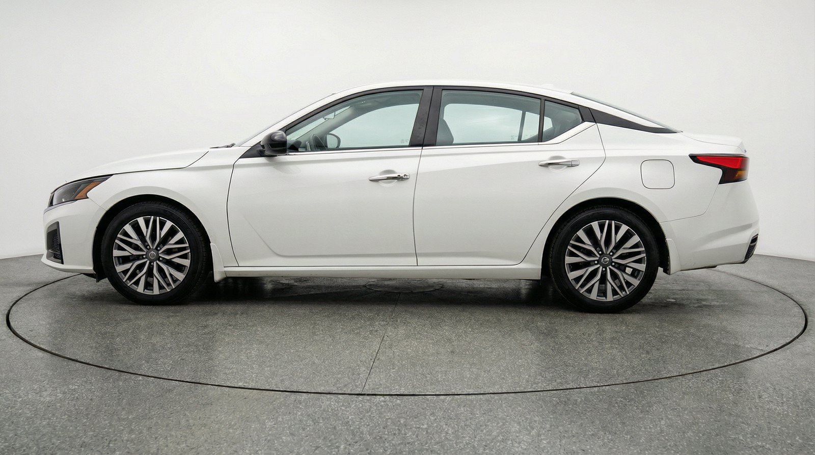 Used 2025 Nissan Altima 2.5 SV FWD image 5