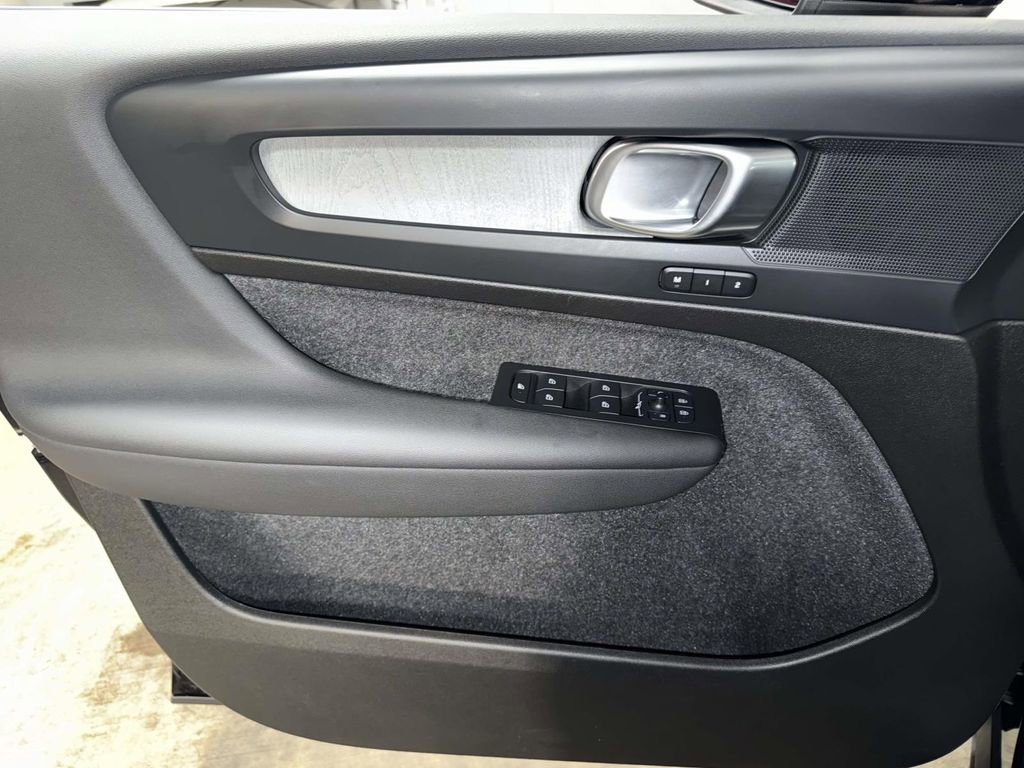 Used 2025 Volvo XC40 B5 Core AWD/4WD image 20