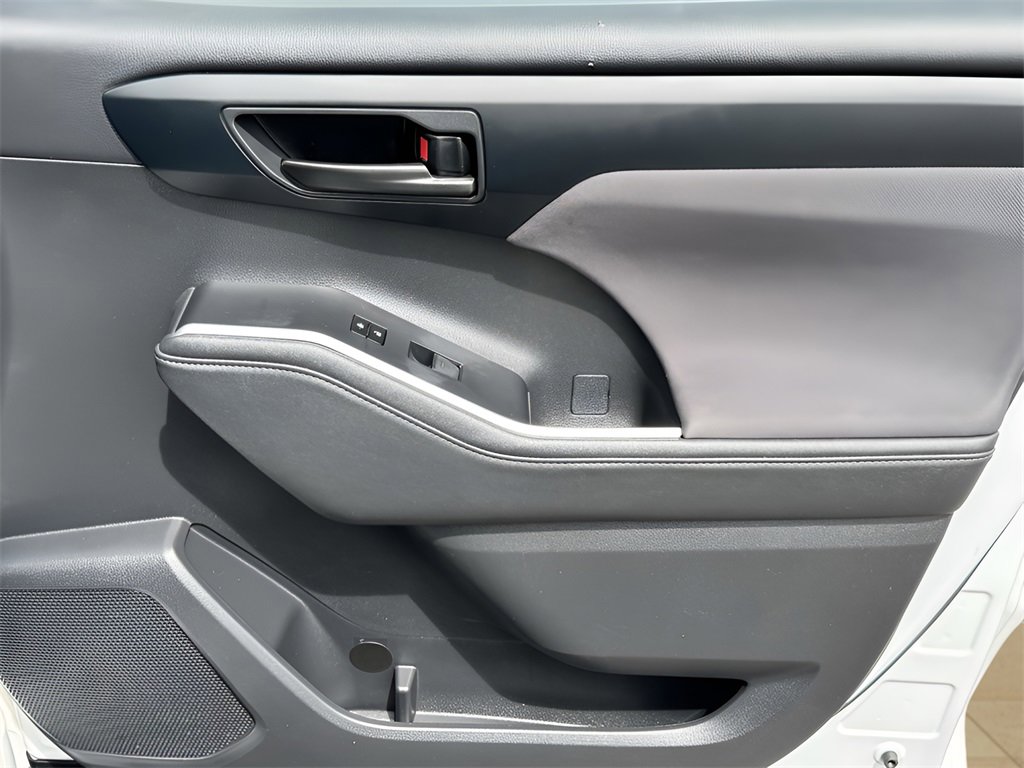 Used 2024 Toyota Highlander LE image 26