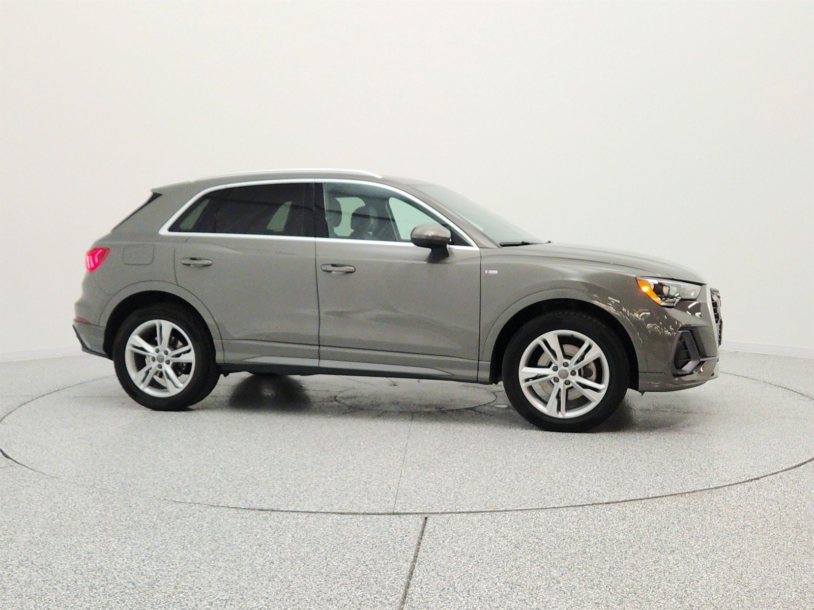 Used 2020 Audi Q3 2.0T Premium w/ Convenience Package AWD/4WD image 4
