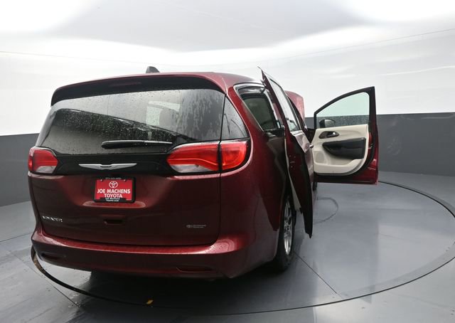 Used 2022 Chrysler Voyager LX FWD image 10