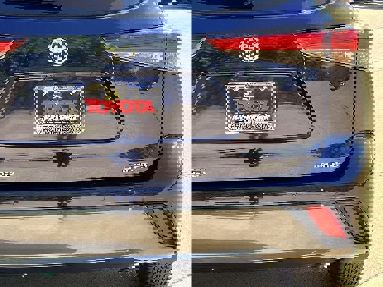 Used 2023 Toyota Highlander Limited FWD image 6