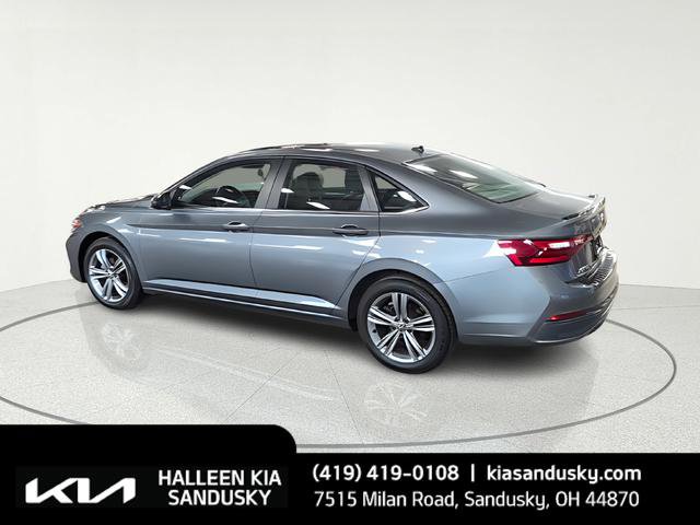 Used 2023 Volkswagen Jetta SE image 3