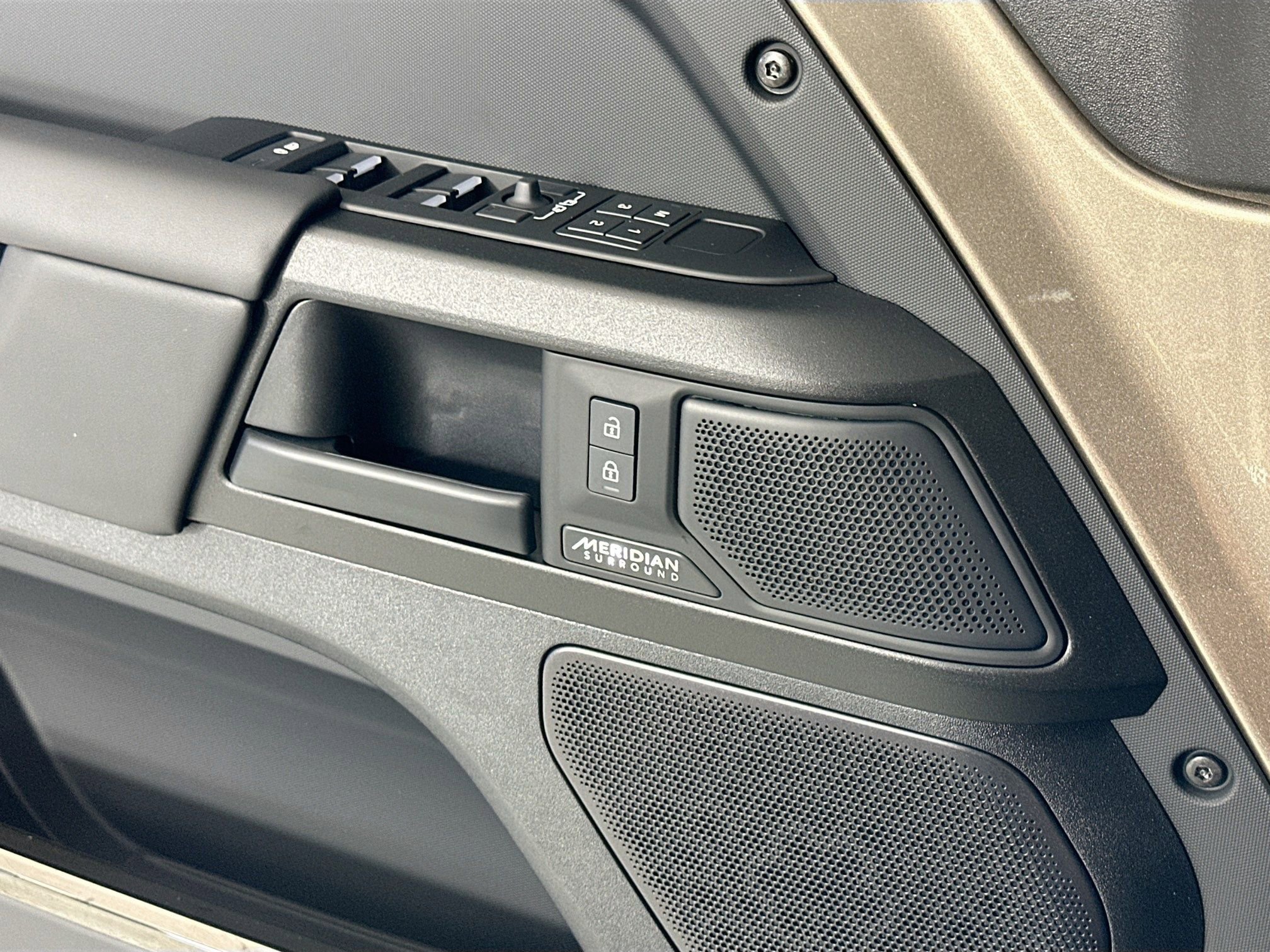 Used 2025 Land Rover Defender 110 image 17