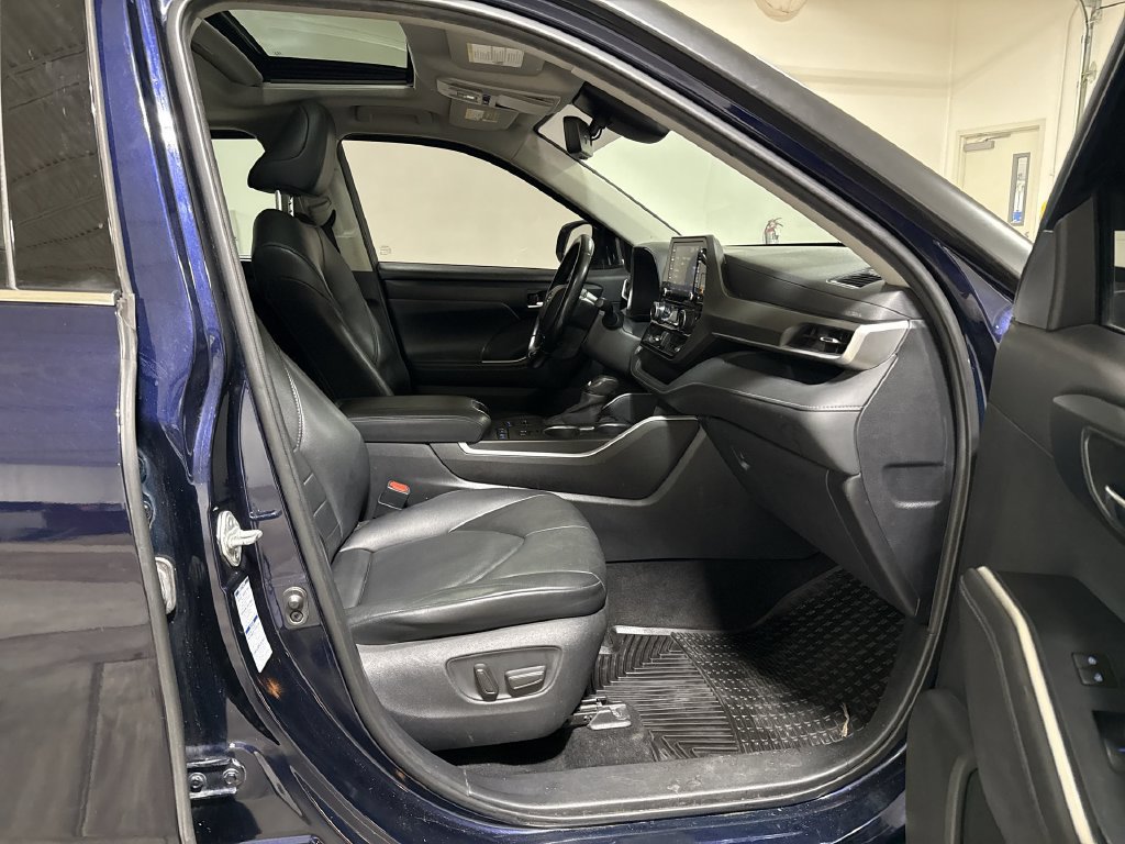Used 2020 Toyota Highlander XLE AWD/4WD image 22