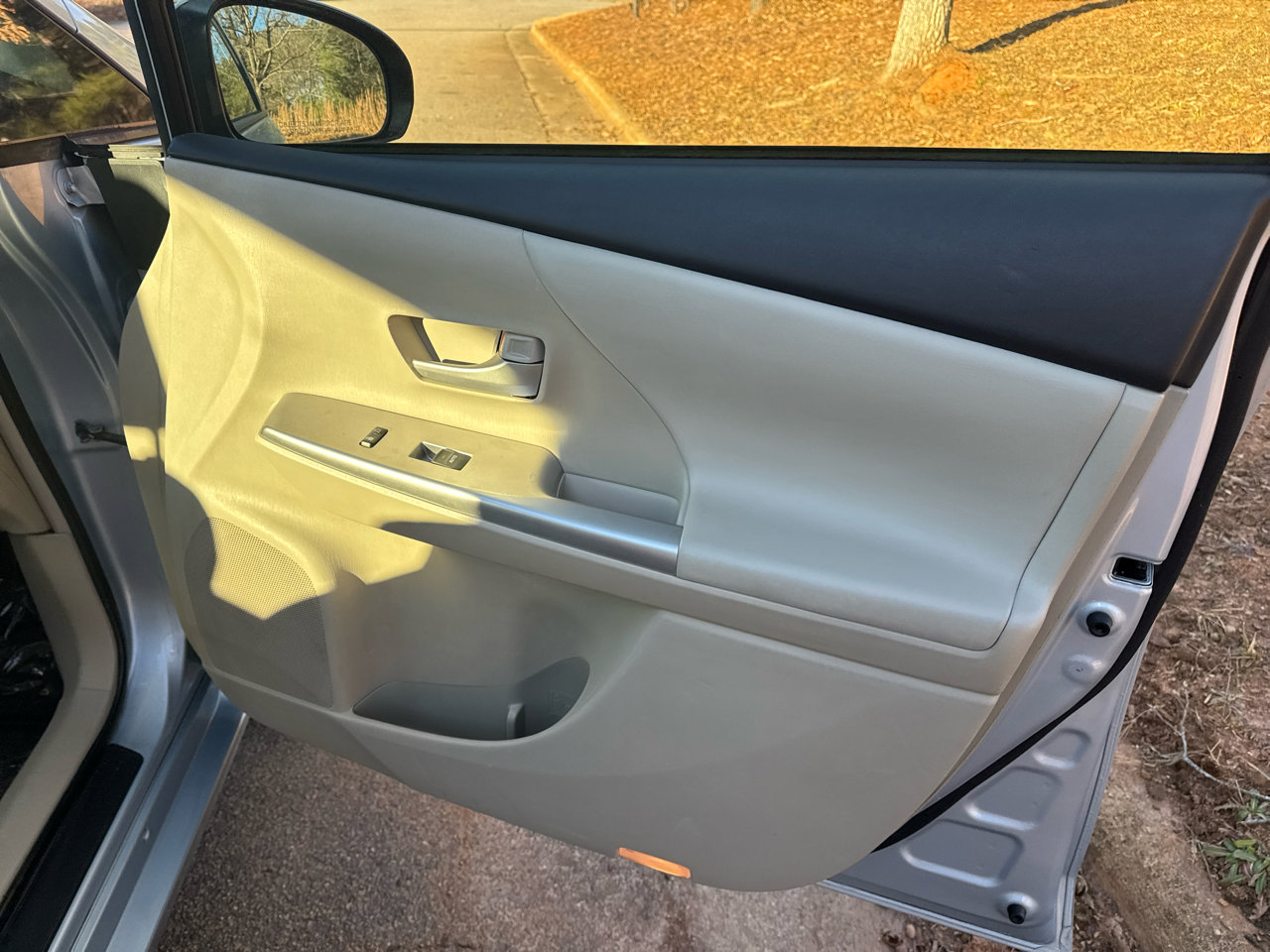 Used 2014 Toyota Prius V Four image 24