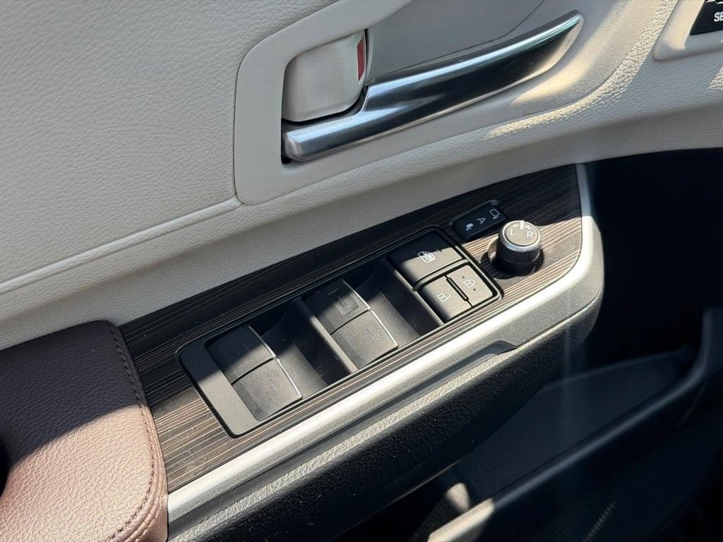 Certified 2021 Toyota Sienna Platinum AWD/4WD image 18