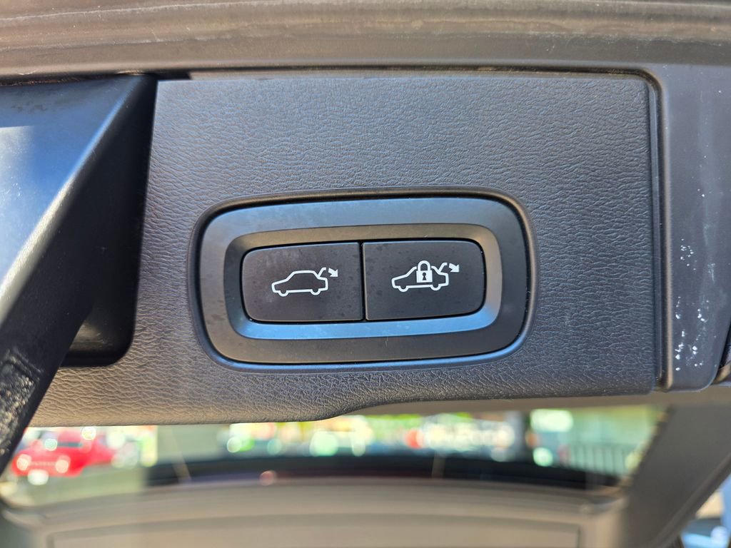 Used 2019 Volvo XC60 T5 Momentum w/ Multimedia Package AWD/4WD image 22