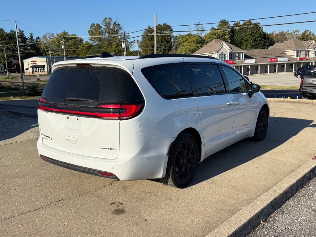 Used 2024 Chrysler Pacifica Limited w/ Uconnect Theater Family Group FWD image 6