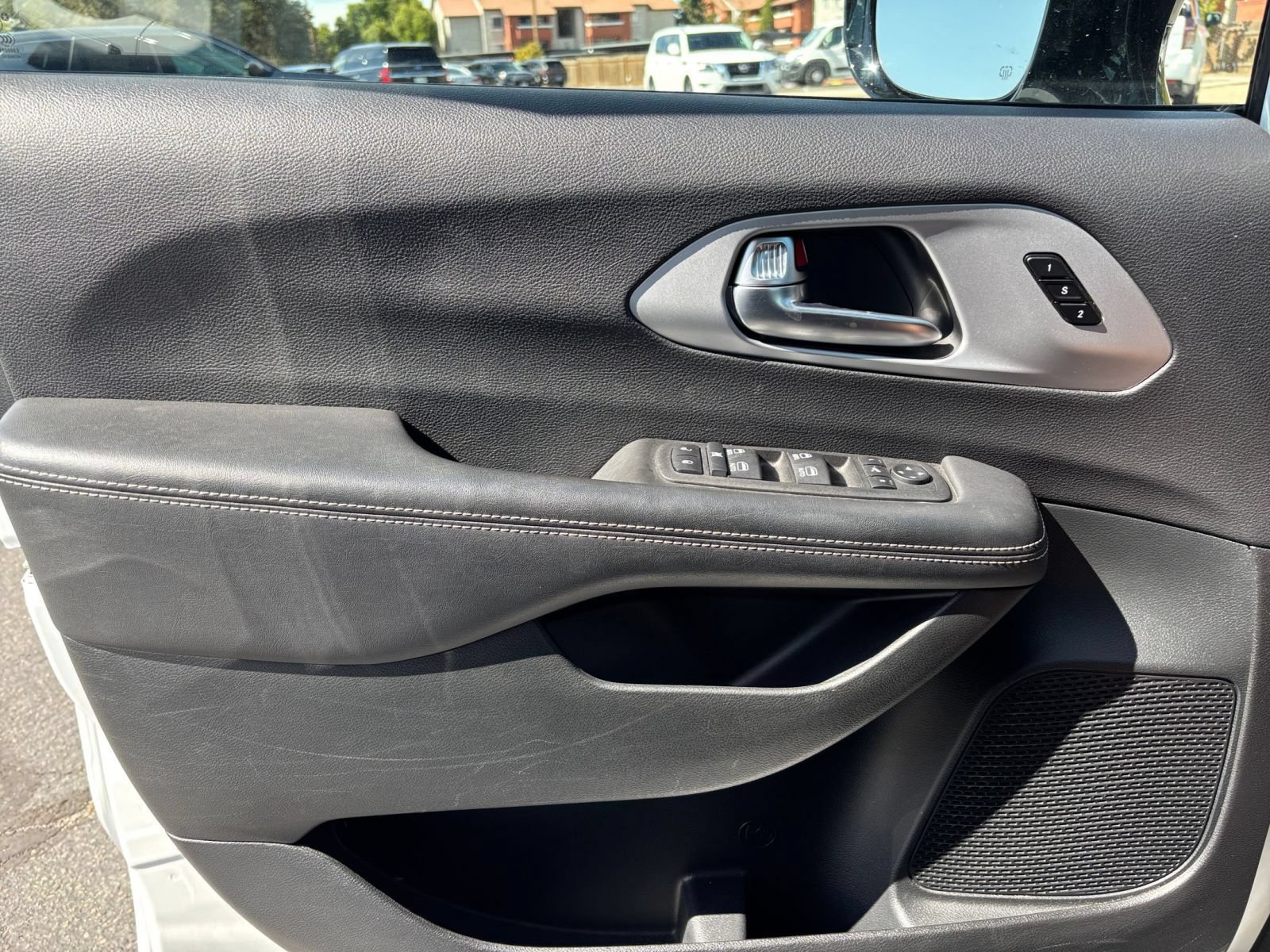 Used 2025 Chrysler Pacifica Limited FWD image 18