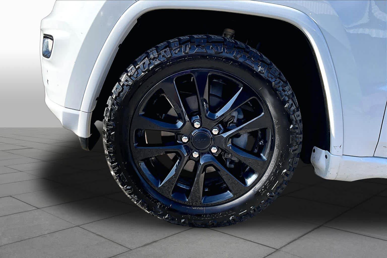 Used 2018 Jeep Grand Cherokee Altitude RWD image 13