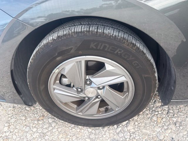 Used 2025 Hyundai Elantra SE FWD image 12