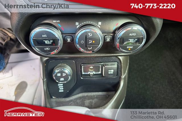 Used 2017 Jeep Renegade Trailhawk w/ Premium Trailhawk Package AWD/4WD image 19