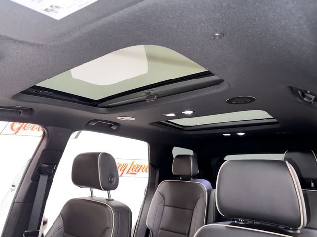 Used 2023 Chevrolet Traverse Premier FWD image 14