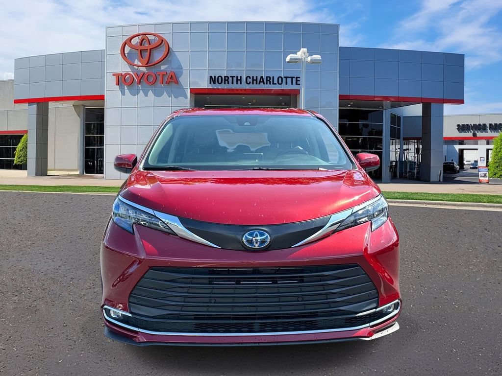 Used 2024 Toyota Sienna XLE FWD image 3
