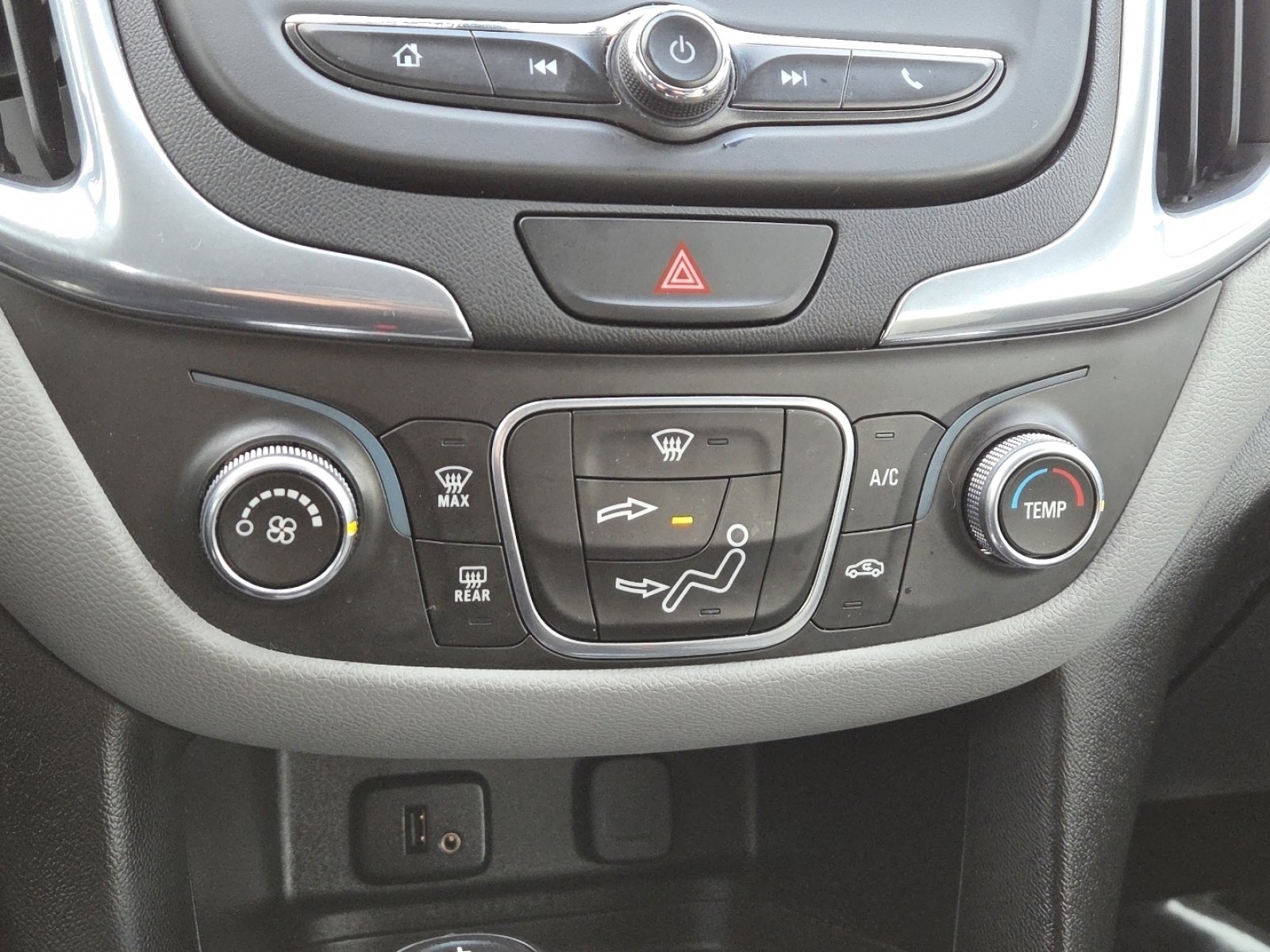 Used 2018 Chevrolet Equinox LS image 27